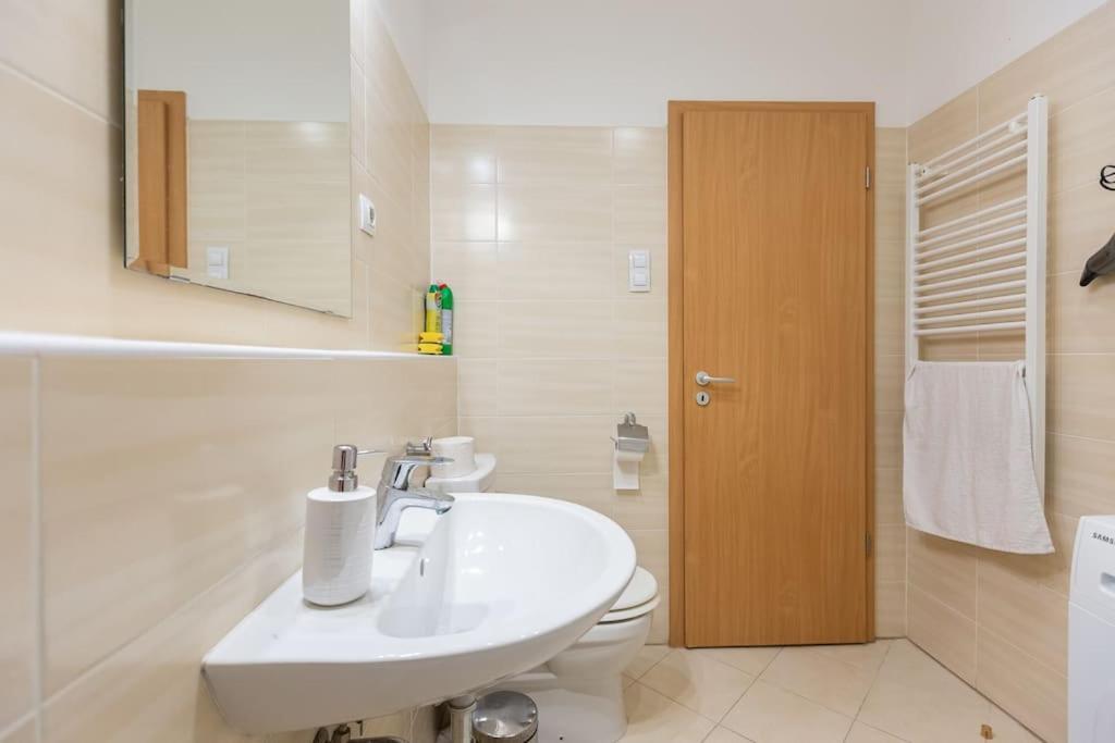 Flat On Corvin Promenade With Big Balcony Apartamento