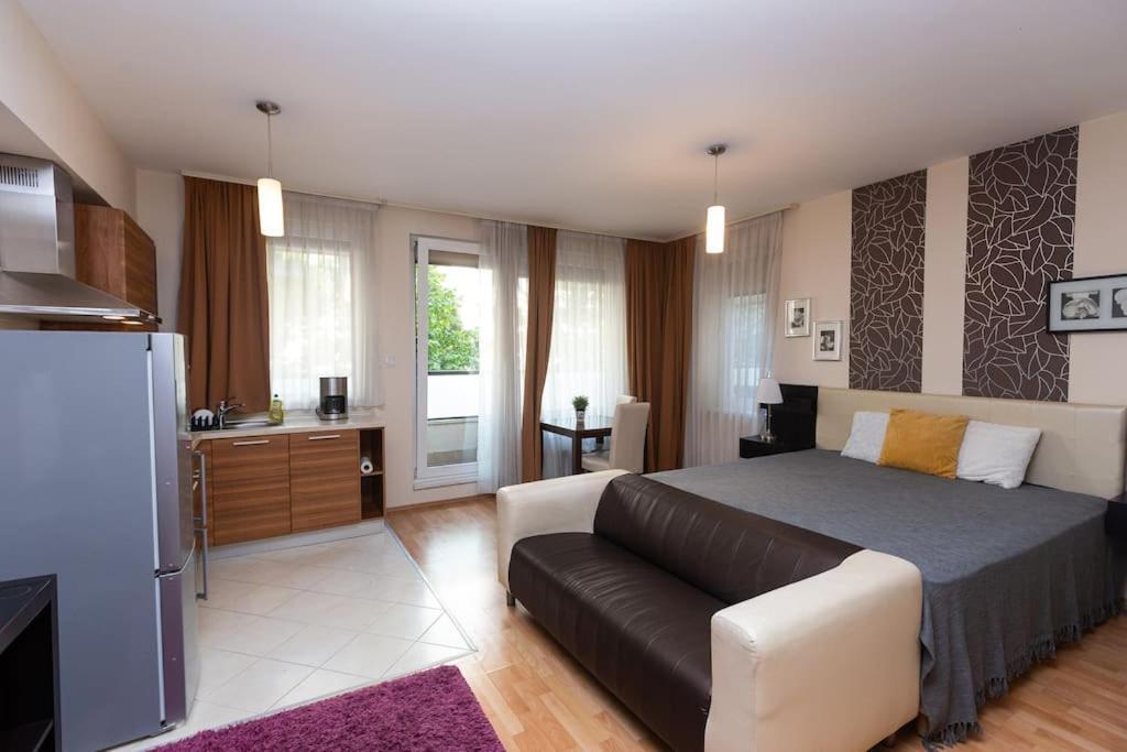Flat On Corvin Promenade With Big Balcony Apartamento *