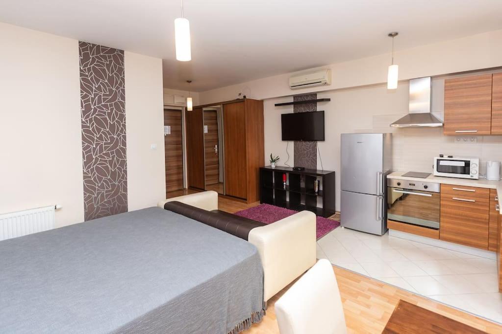 Flat On Corvin Promenade With Big Balcony Apartament
